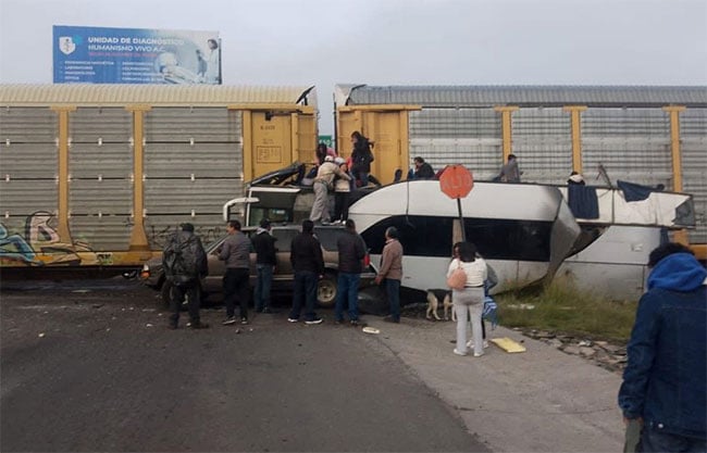 Tren embiste autobús de pasajeros en Edomex; hay al menos 8 muertos