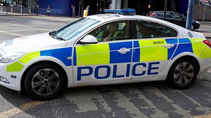 Apuñalan a un joven británico con un cuchillo prohibido en Reino Unido: "La vida de mi hijo no volverá a ser la misma"