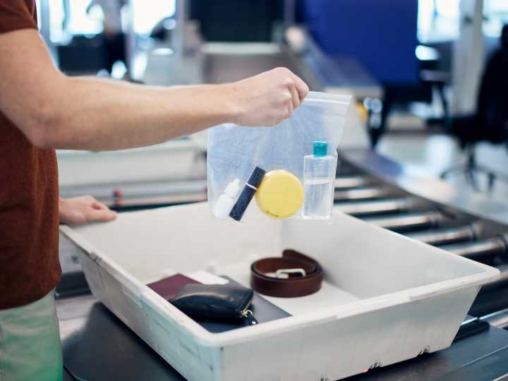 Nueva advertencia por un artículo personal peligroso en el equipaje del avión