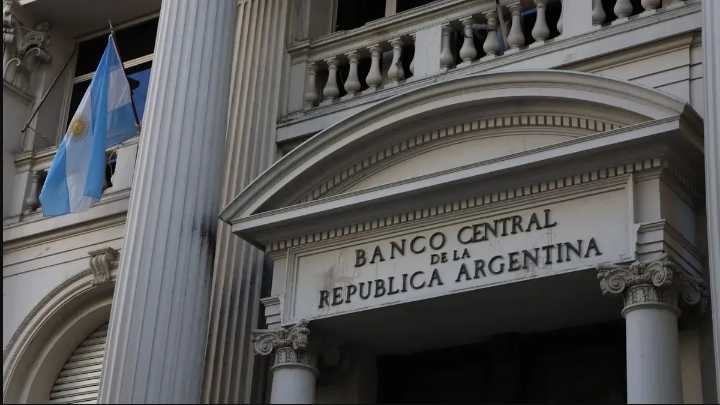 Semana de baja para el dólar oficial: cayó 10% y cerró en $1.350