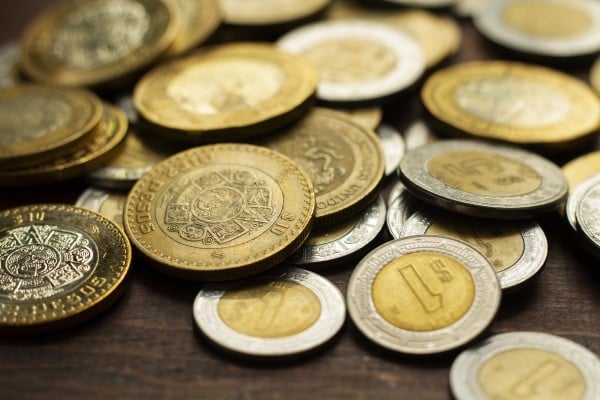 Toca peso-dólar otro mínimo por tensión en la Fed