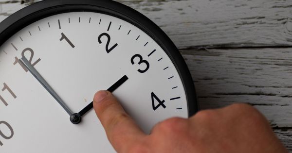 Es oficial: se termina la hora de verano y todas las personas deberán ajustar sus relojes este día