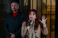 Cristina a Milei: "Salí de la burbuja, hermano que se está poniendo heavy"