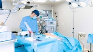 Hito de la medicina en Chile: Realizan la primera cirugía de vesícula guiada por IA en el mundo