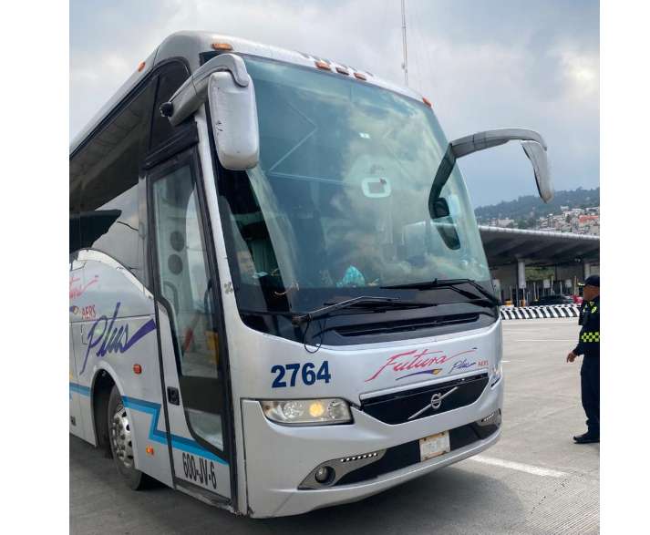Ingresan autobuses con normalistas de Ayotzinapa, por la caseta México