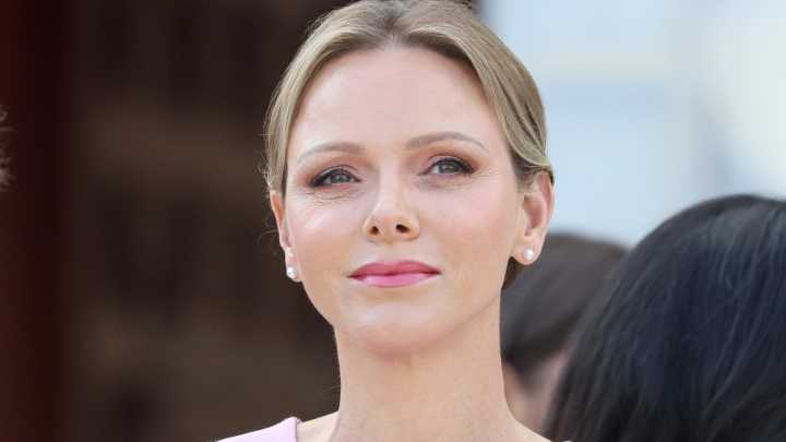 Charlene de Mónaco luce uñas ‘nude glass’ cortas: la versión elegante del donut glaseado