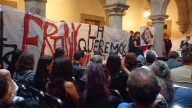 Irrumpen exposición de Francisco Toledo con protesta por desaparición de la artista Frany Arteaga