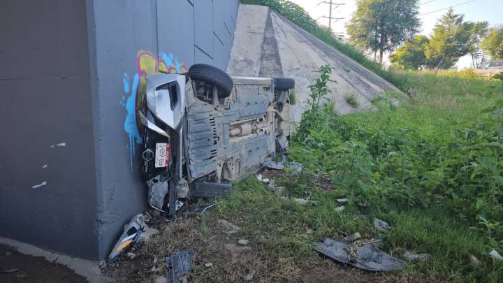 Conductor deja auto "embarrado" en muro del Periférico Ecológico y huye en Puebla
