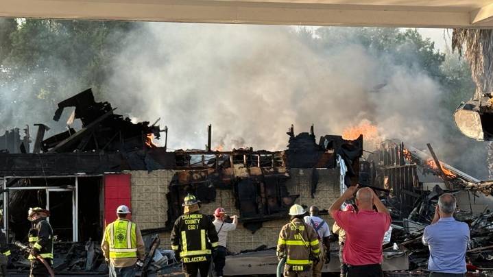 Fire at Winnie Burger King now out after multiple departments respond