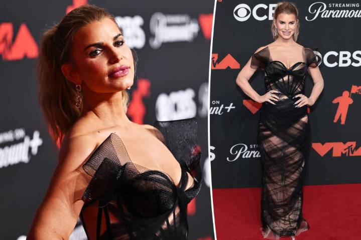 Jessica Simpson hits VMAs 2025 red carpet in a tulle dress