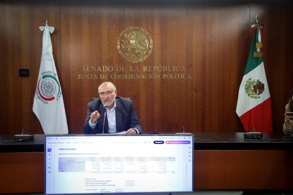 Adán Augusto exhibe sus declaraciones fiscales y rechaza acusaciones de evasión
