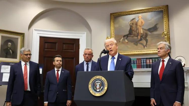 Trump sugiere dividir vacunas en etapas para reducir el autismo, sin respaldo científico