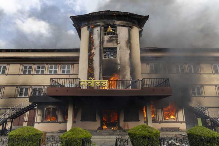 Renuncia el primer ministro de Nepal en medio de las protestas que han dejado 25 muertos