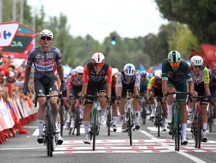 Máxima tensión en recta final de la Vuelta ciclista a España; despliegan mil 100 policías