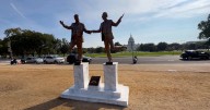 Aparece una polémica estatua de Trump y Epstein frente al Capitolio