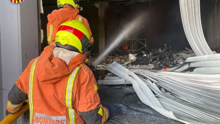 Decretan el fin del confinamiento en Albuixech (Valencia) tras el incendio de una nave industrial