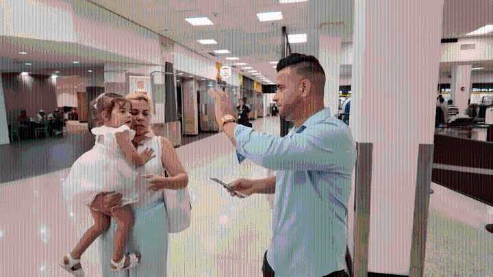 Padre cubano se autodeporta dejando a su esposa y niña en EEUU