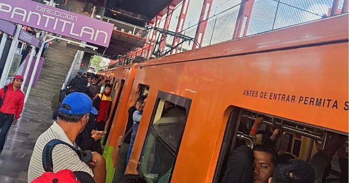 Reportan tren del Metro CDMX detenido; hay alta afluencia de usuarios en varias líneas