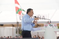 Esteban recurre a las "tradiciones" del PNV para situarlo en el "centro de gravedad" vasco mientras blinda a Sánchez en La Moncloa