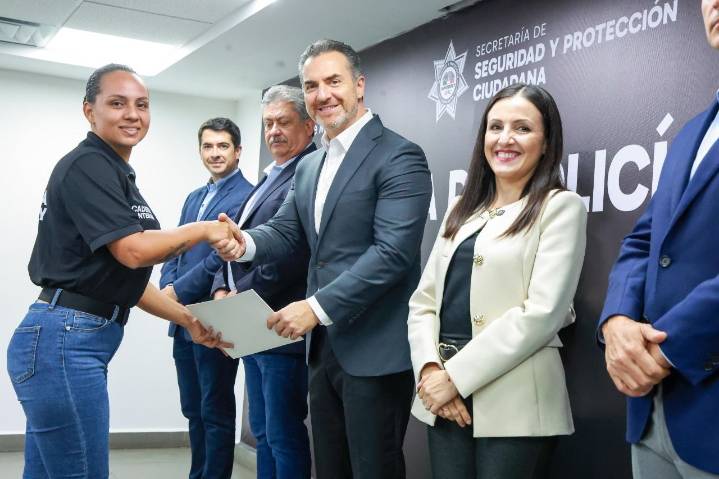 Policías de Monterrey aprenden inglés para el Mundial 2026