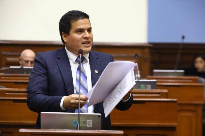 Juan José Santiváñez es el "poder en la sombra", asegura Diego Bazán