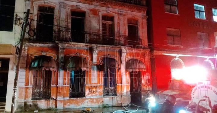 Incendio en edificio abandonado en el centro de Tampico movilizó a bomberos
