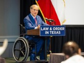 Cuánto dinero ha recibido Greg Abbott de la NRA: cómo es su relación con el lobby armamentista