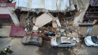 Parte de un restaurante se derrumba en Guadalajara dejando 2 personas lesionadas y automóviles dañados