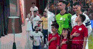 El doble momento viral de Cristiano Ronaldo con la selección de Portugal: del empujón a un fan a la emoción con un niño
