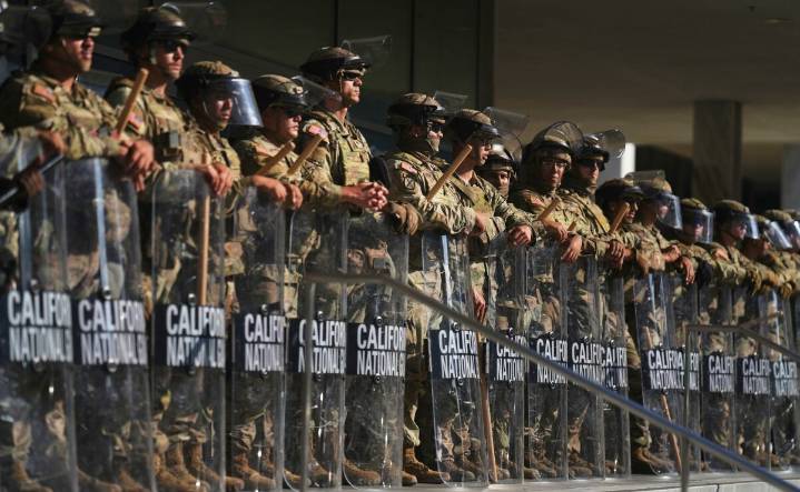 Despliegue de tropas en Los Ángeles viola la ley federal, determina juez federal; prohíbe su uso en California