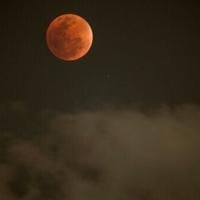 'Blood Moon' rises during total lunar eclipse