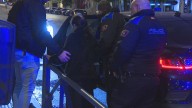 Agentes de Policía Municipal hallan a una anciana con demencia deambulando de madrugada por Ronda de Toledo