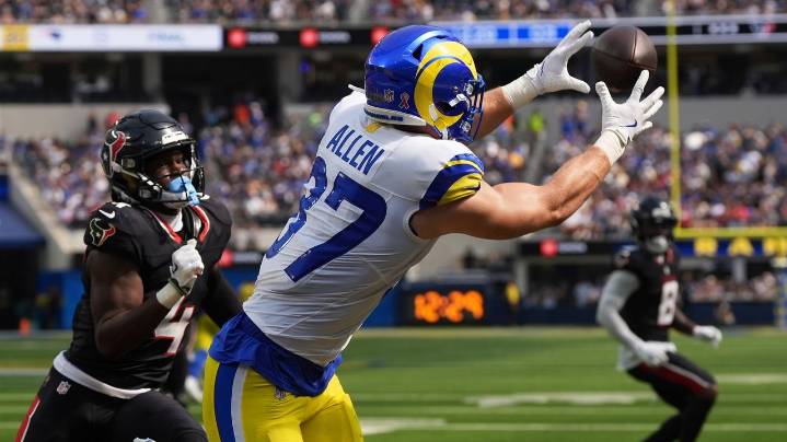 Stafford tops 60,000 yards passing, defense stands strong as Rams hold off Texans 14