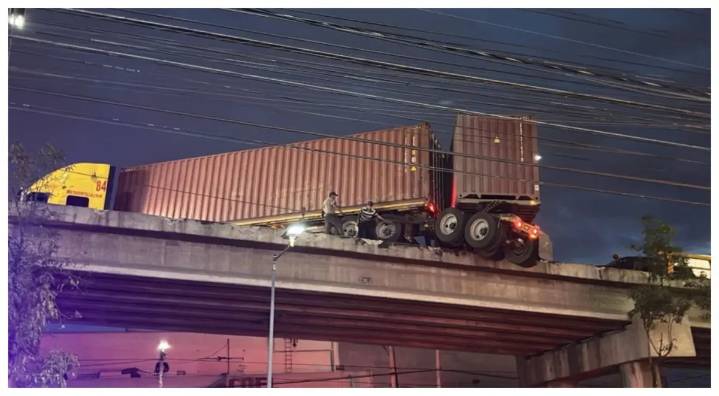 Tráiler queda colgando de puente en Naucalpan, Edomex; dos autos resultan afectados