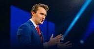 Muere Charlie Kirk, influencer de ultraderecha en EU, tras ser baleado en Utah