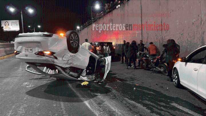 UN VEHÍCULO CHOCÓ CONTRA EL MURO DE CONTENCIÓN Y TERMINÓ VOLCADO EN TOLUCA