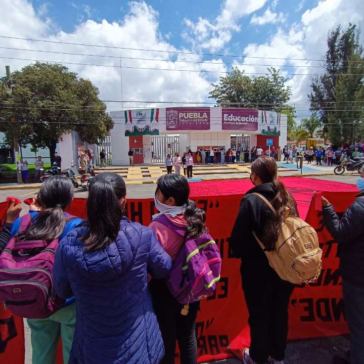 Normalistas acusan a la SEP de condicionar el diálogo y se manifiestan frente a la dependencia