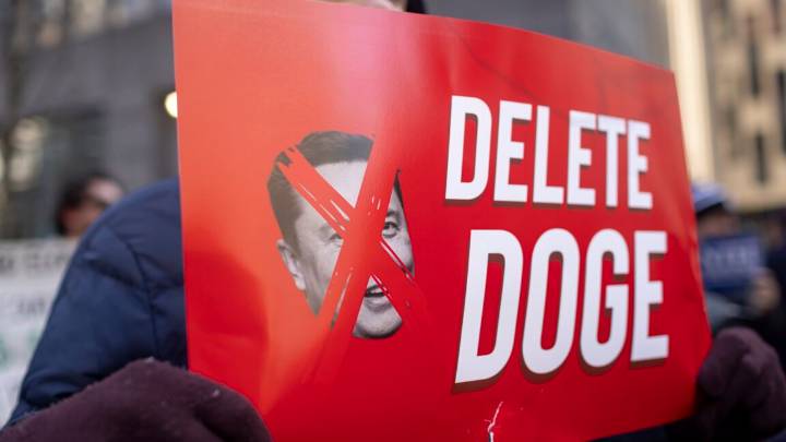 Senate staff probes DOGE, finds locked doors and windows covered with trash bags
