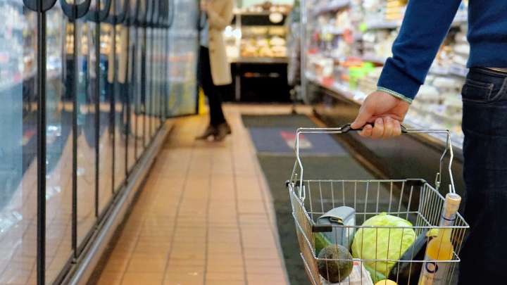 La cesta de la compra sube un 2,5% en 2025: el café, los plátanos y los huevos lideran las alzas