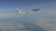 EEUU despliega cazas para "identificar e interceptar" 4 aviones militares rusos cerca de Alaska