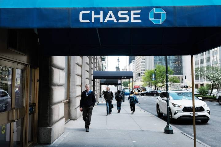Clientes de Chase Bank se enfrentan a un fuerte incremento en una popular tarjeta de crédito: nueva aumento anual de $245 a partir del 26 de octubre