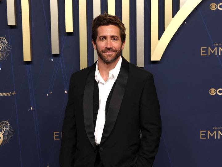 Famous Hollywood actor gifts teen actor special gift in heartwarming video