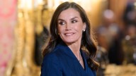 La reina Letizia revive los 70 con zapatos franceses y pantalones cigarette