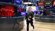 Caen las acciones en Wall Street, sube el riesgo país y aumenta el dólar oficial