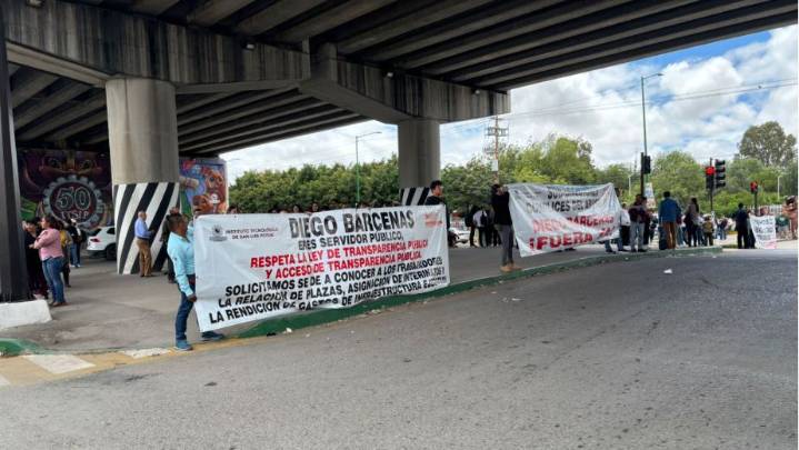 Trabajadores del ITSLP se manifiestan dentro y fuera de la institución educativa