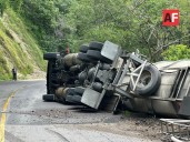 Se vuelca pipa con diésel en carretera Villa de Álvarez
