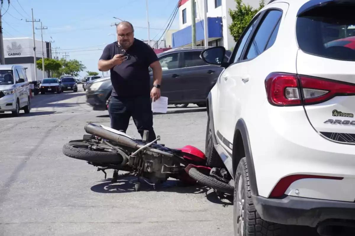 No respetó el alto: Auto atropella a motociclista en la zona comercial de Ah Kim Pech en Campeche