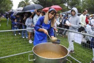 Santoña degusta su «exquisito» marmite empañado por la lluvia
