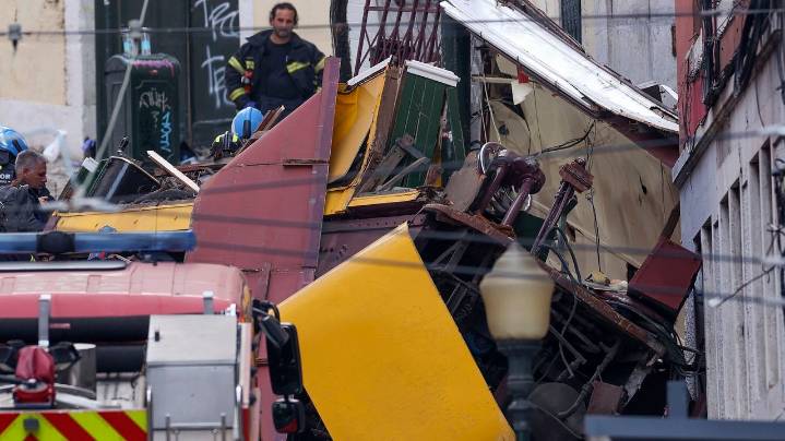 Encuentran con vida al padre del niño alemán rescatado entre los amasijos del funicular de Lisboa