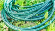No tires la manguera rota que tenés en el jardín: mirá cómo convertirla en el canasto más coqueto y reciclado